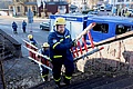 Leiterteiler werden zur Schadensstelle transportiert.